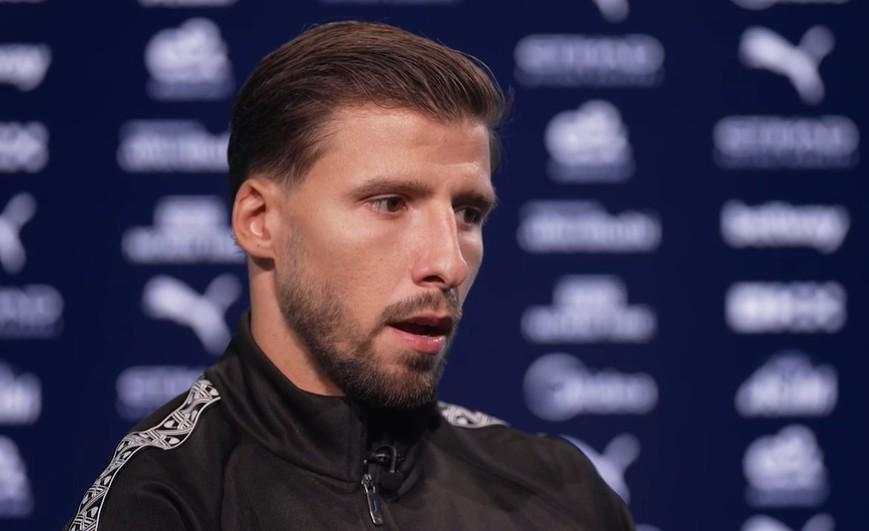 并且怀揣着, 而另一个梦, 就足球而言 并且怀揣着, 而另一个梦, 就足球而言